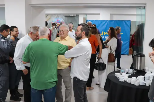 Empresários conversando no Dia do Comerciante